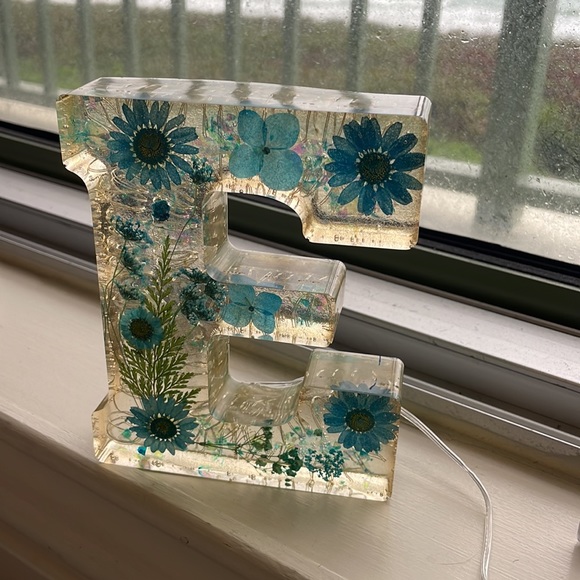 Vintage “E” resin piece, real florals and battery operated lighting! - Picture 1 of 10